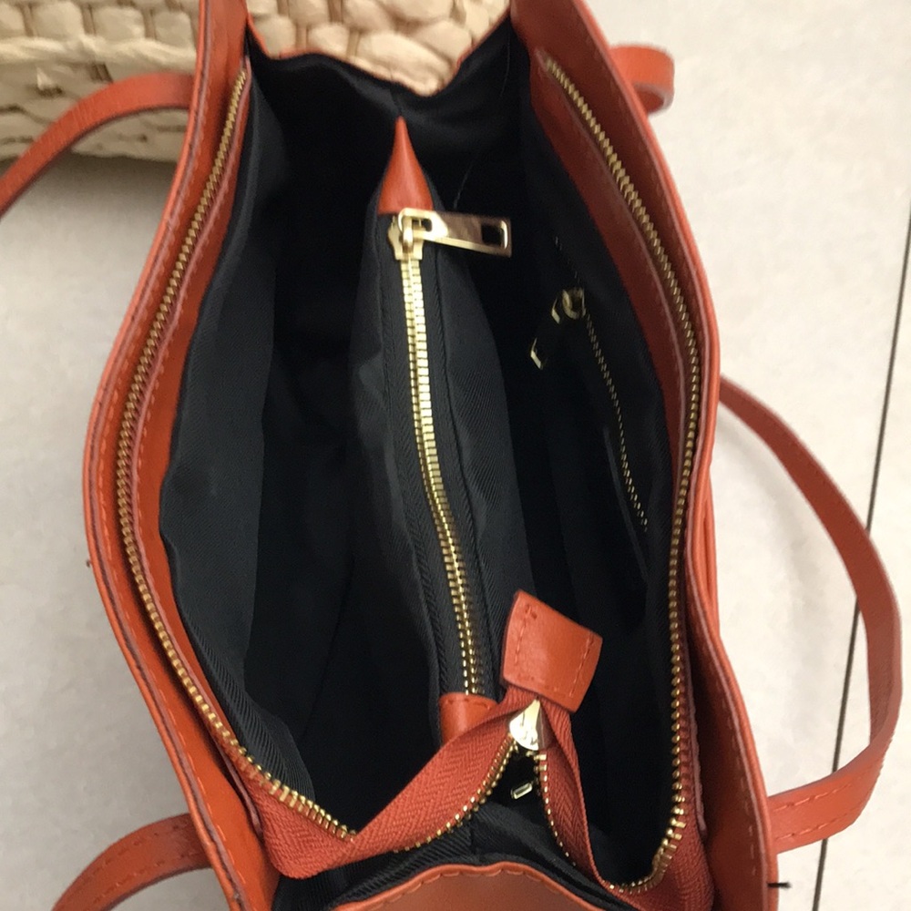 Divina Fireeze leather structured beautiful purse. - Picture 6 of 12